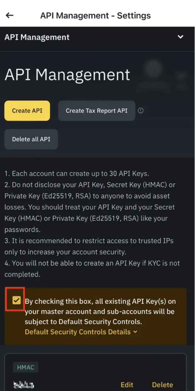 币安 App 的 API 管理页面，页面顶部有创建 API、创建税务报表 API、删除所有 API 三个按钮，下方列出四条规则：每个账户最多 30 把密钥、不要向任何人泄露密钥、建议仅限受信任 IP 访问、未完成 KYC 无法创建密钥，再下方是默认安全控制措施的勾选框